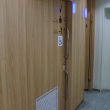 一般用トイレ内身障者用入口