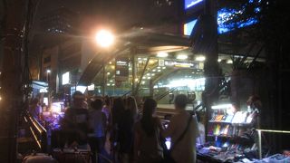 ４番出口前に露店が並んでいました