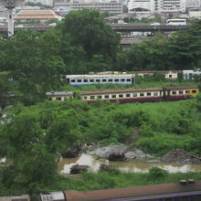 使用されない列車が放置されている国鉄工場敷地内の様子です。