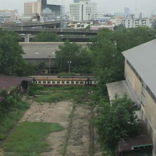 木草が伸び放題になっている工場建屋と老朽化列車の様子です。