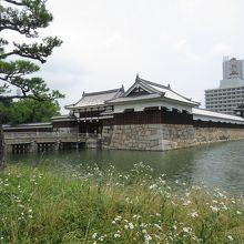 外から見た図（角の建物）