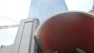 再開発にしては中途半端なビル