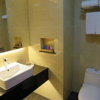 バスタブなし。どぎつい色のシャンプーが見えます。