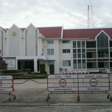 海軍兵学校の国道沿いの入口から見た端正な兵学校本館の様子です