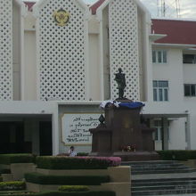 海軍兵学校の本館の玄関の前に建てられている銅像の様子です。