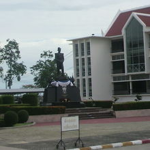 海軍兵学校の横の銅像は、海軍の父とされるウドムサーク大将です