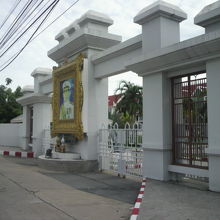 海軍兵学校の正門の横の国道沿いには、白色の北門があります。