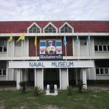 タイ海軍博物館の本館です。Naval Museumとあります