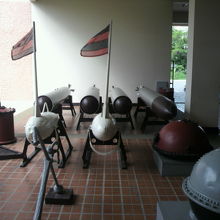 展示館の入口横には、魚雷や掃海用の各種機材が展示されています