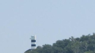 知床岬に建つ城に２本の線が