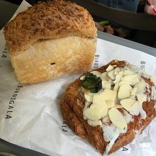 焼きカレーパンとミントチョコパン