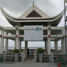 駐車場の一角には、ナクルアの海岸を望む展望区画があります。