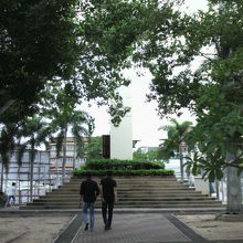 ランポー公園の南には、時計塔の駐車場に通ずる遊歩道もあります