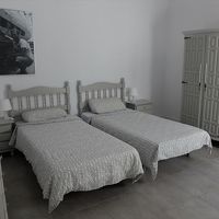 寝室部分。イケアで揃えたらしい家具とリネン類使用。