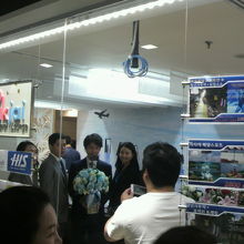 ３階の新スクチャイラウンジへの移転に際する祝賀会の様子です。