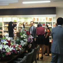 新スクチャイラウンジ開店のお祝いの場面です。多くの人がいます