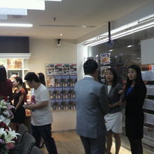 新スクチャイラウンジ開店に際して、関係者が集まっています。