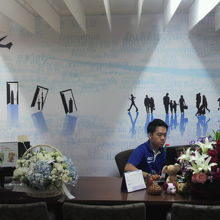 新スクチャイラウンジの受付カウンターの様子です。入口付近です