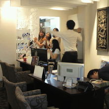 新スクチャイラウンジの受付カウンターの配線準備の様子です。