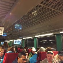 ツアーの方が専用車両で座席の確保が楽です。