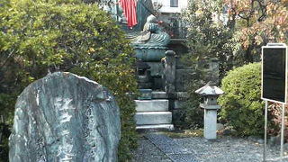 なかなか巨大な「江戸六地蔵」の１つです