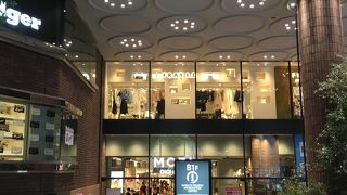 地下にはH.I.Sがある