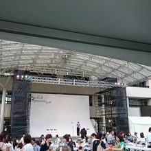 イベントが開催されている広場の風景です