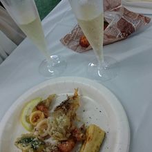 早速、スパークリングワインと料理を頂きます