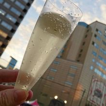 ビルに囲まれた広場風景