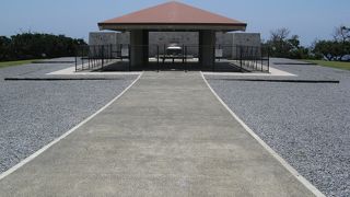 沖縄戦で亡くなられた18万余柱の御遺骨を納めた国立の墓苑
