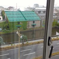 窓から運河がよく見えます