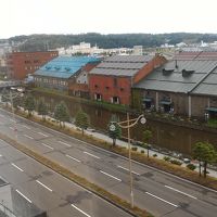 窓から運河が見えます