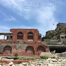 この煉瓦の赤以外に色はないそうです。