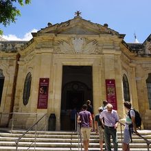 リパブリック通りにある入場口です。