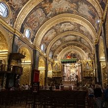 豪華絢爛な大聖堂の内部