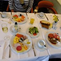 朝食ブッフェ。自分のテーブルに持ってきたものです。