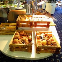 ブッフェ台のパンの数々