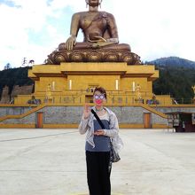 他にも金の像が立ち並んでいます