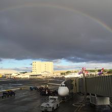 早朝便。ホノルル国際空港で虹が出ました。