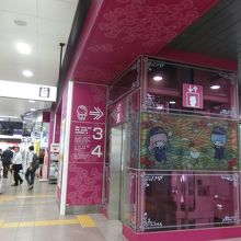 京王多摩センター駅構内のエレベーターのガラスも。