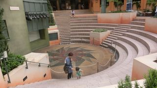 １２スクリーンの映画ビル