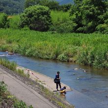 店の外を小川が流れている