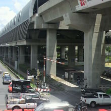 ＡＲＬマッカサン駅の下に、国鉄マッカサン駅があります。西側部