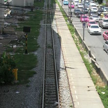 国鉄マッカサン駅の低床式の東側部のプラットホームが見えます。