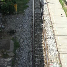 国鉄のマッカサン駅東側プラットホームです。ベンチはありません