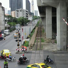 国鉄マッカサン駅のホームの周辺の様子です。