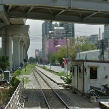 国鉄マッカサン駅のホームの周辺の様子です。