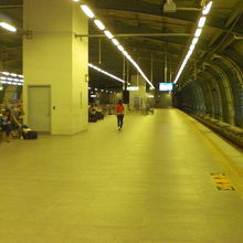 空港行の列車が発着するホームです。利用客に比し、広いです。