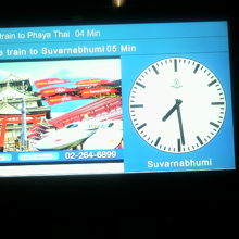 ホームの時計です。時刻と次の列車の到着予定が表示されます。