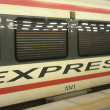 各駅停車列車の予定ですが、特急列車の車両を流用しています。